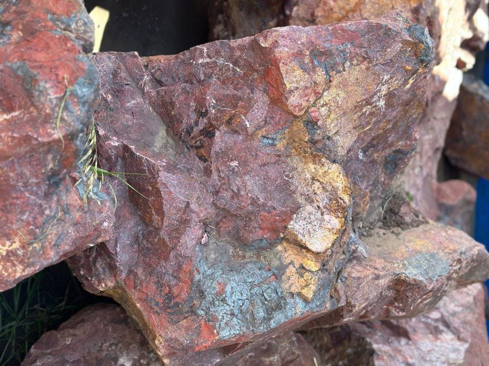 Камни для ландшафтного дизайна красно-фиолетовые 10-60 килограмм купить в Евпатории