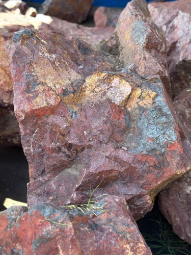 Камни для ландшафтного дизайна красно-фиолетовые 10-60 килограмм купить в Евпатории