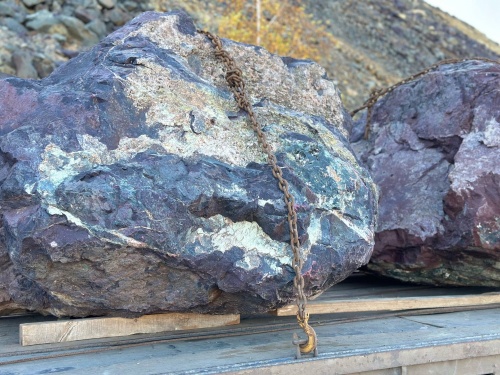 Огромные красно-фиолетовые валуны для ландшафтного дизайна весом более 5 тонн купить в Евпатории