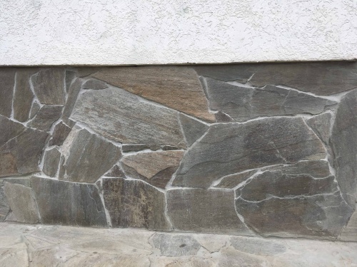 Плитняк златолит Уральский для цоколя, отмостки купить в Евпатории