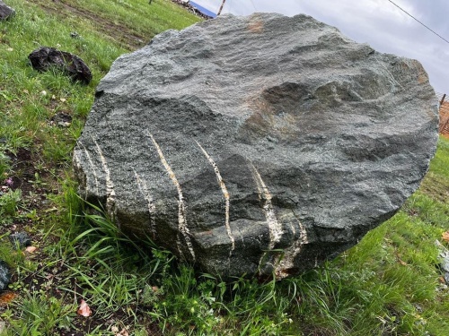 Гигантские зелёные валуны для ландшафтного дизайна весом более 5 тонн купить в Евпатории