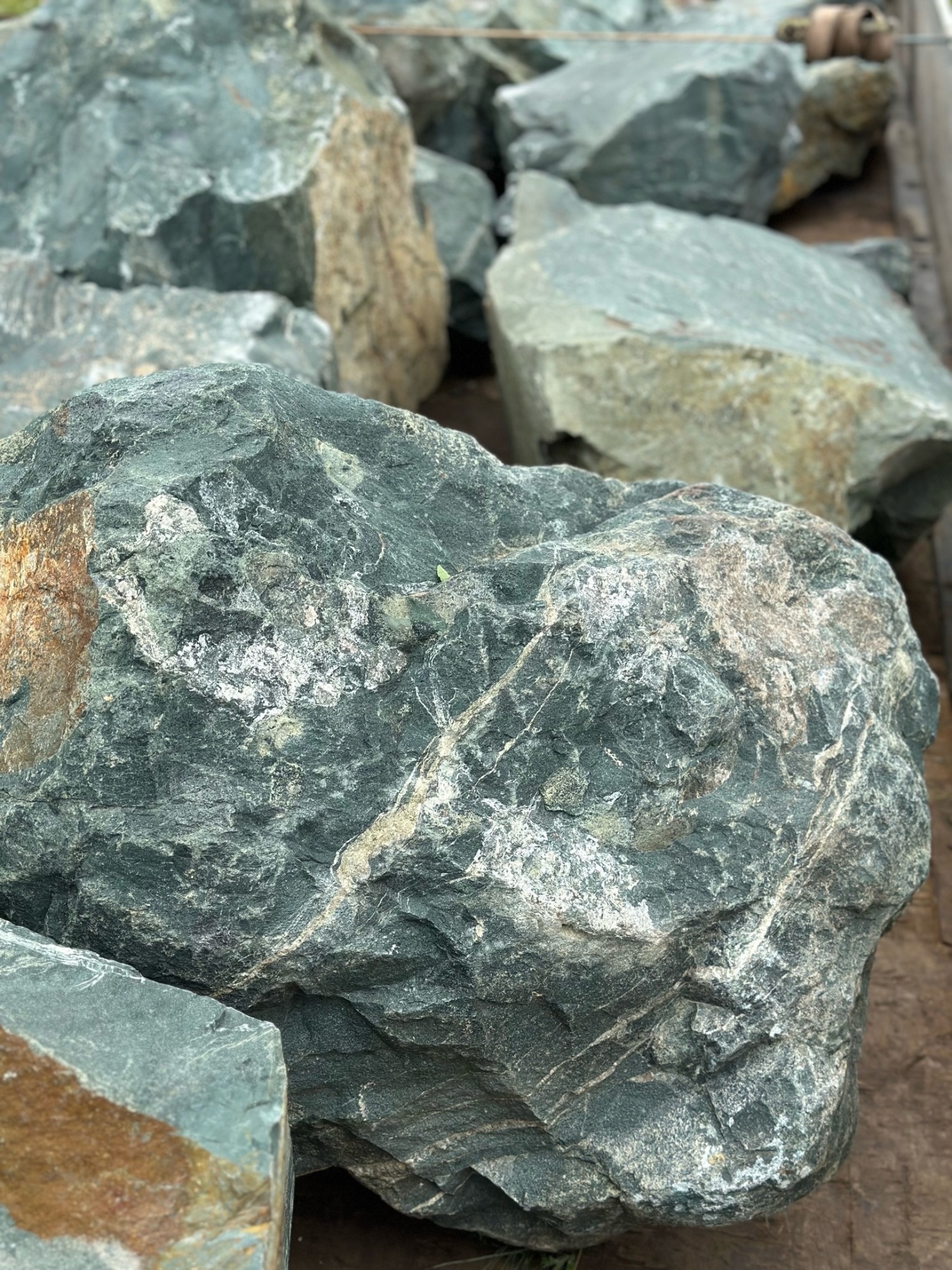 Камни для ландшафтного дизайна зелёные 10-60 килограмм купить в Евпатории