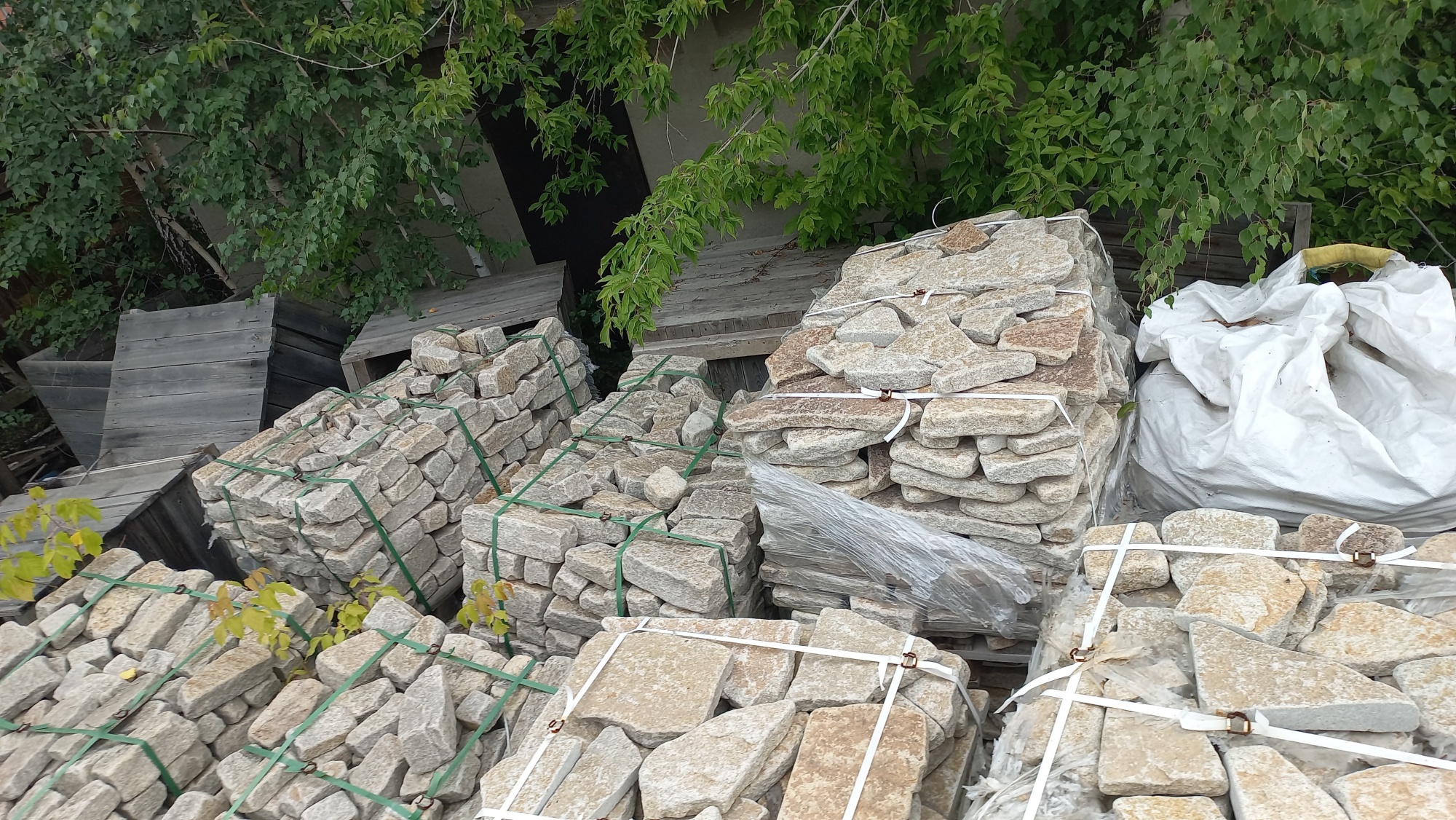 Плитняк гранитный галтованный купить в Евпатории