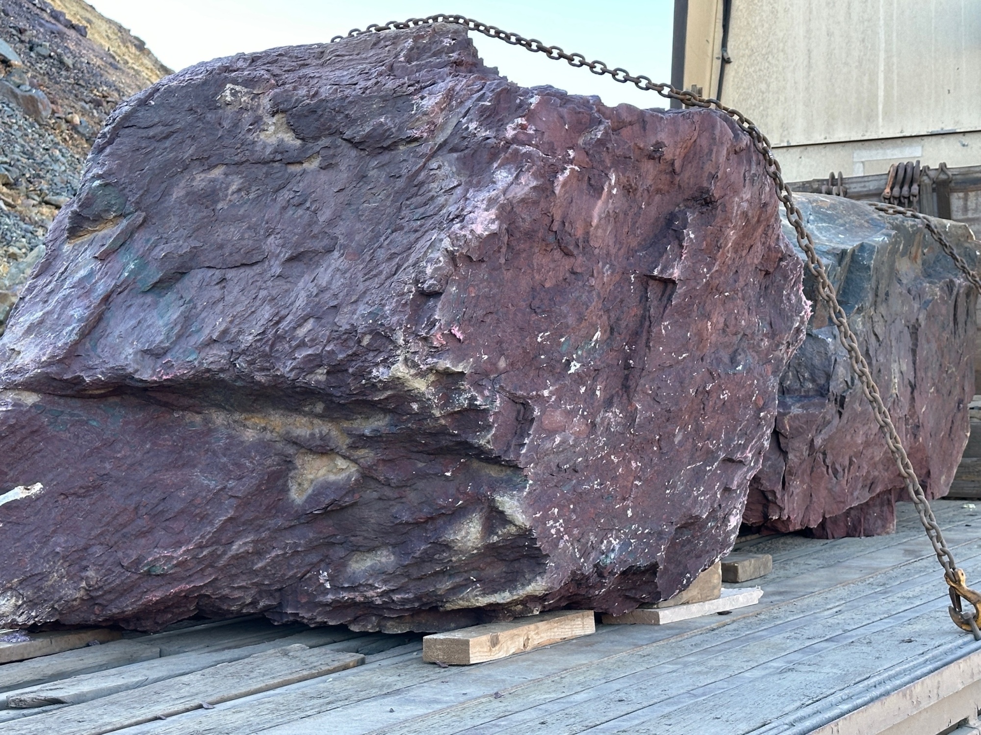 Огромные красно-фиолетовые валуны для ландшафтного дизайна весом более 5 тонн купить в Евпатории