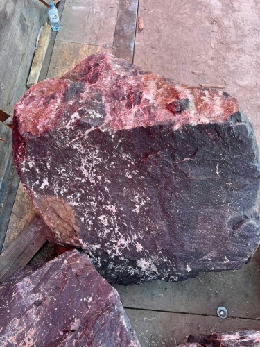 Камни для ландшафтного дизайна красно-фиолетовые 10-60 килограмм купить в Евпатории