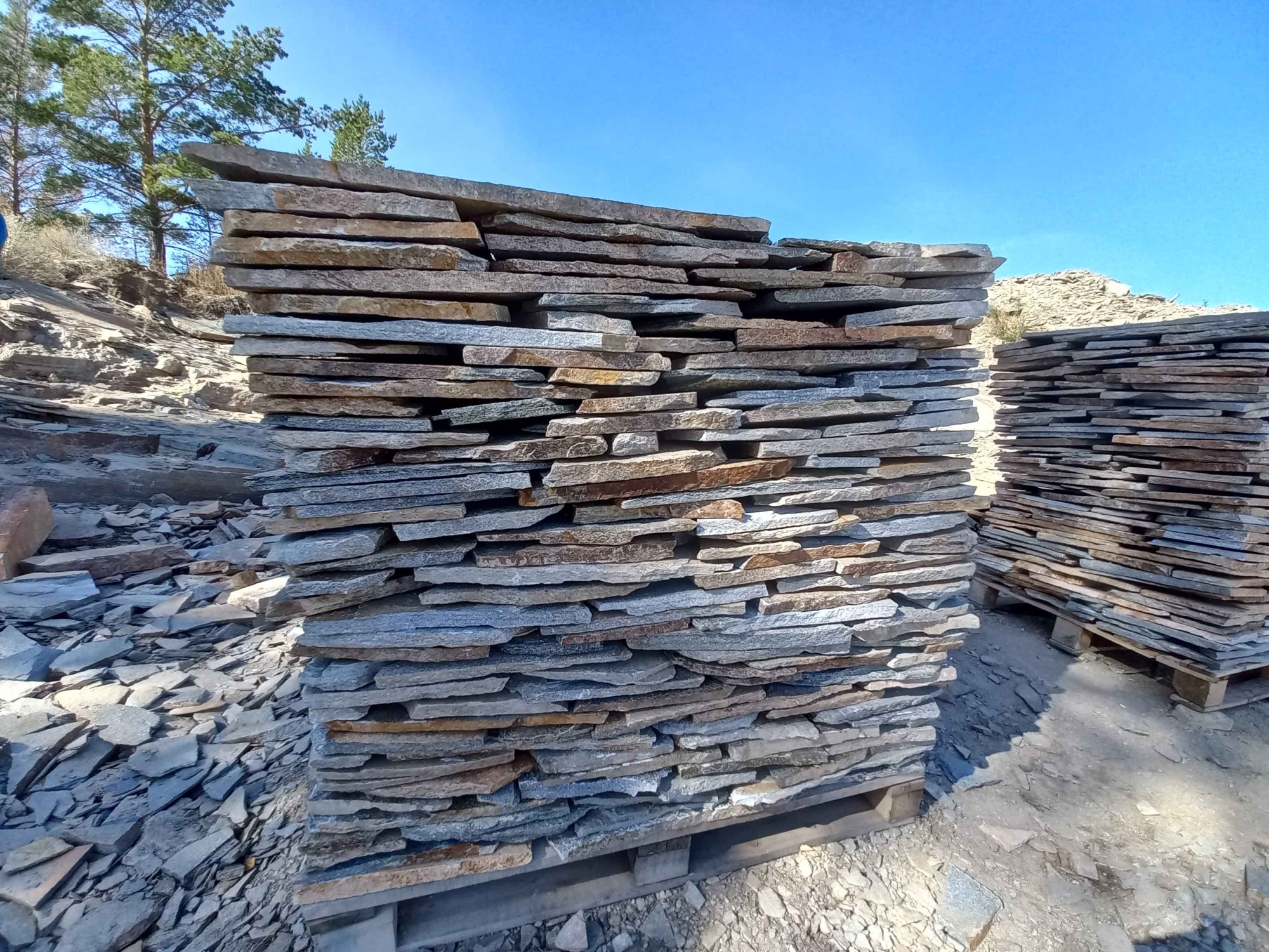 Плитняк златолит серебристый для фасада купить в Евпатории