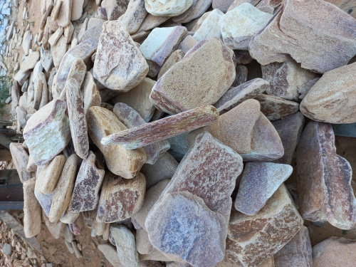 Златолит жёлтый, жёлто-зелёный глыбки и валуны для ланшафтного дизайна купить в Евпатории