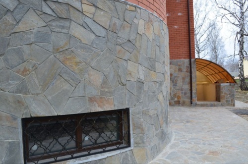 Плитняк златолит Уральский для цоколя, отмостки купить в Евпатории